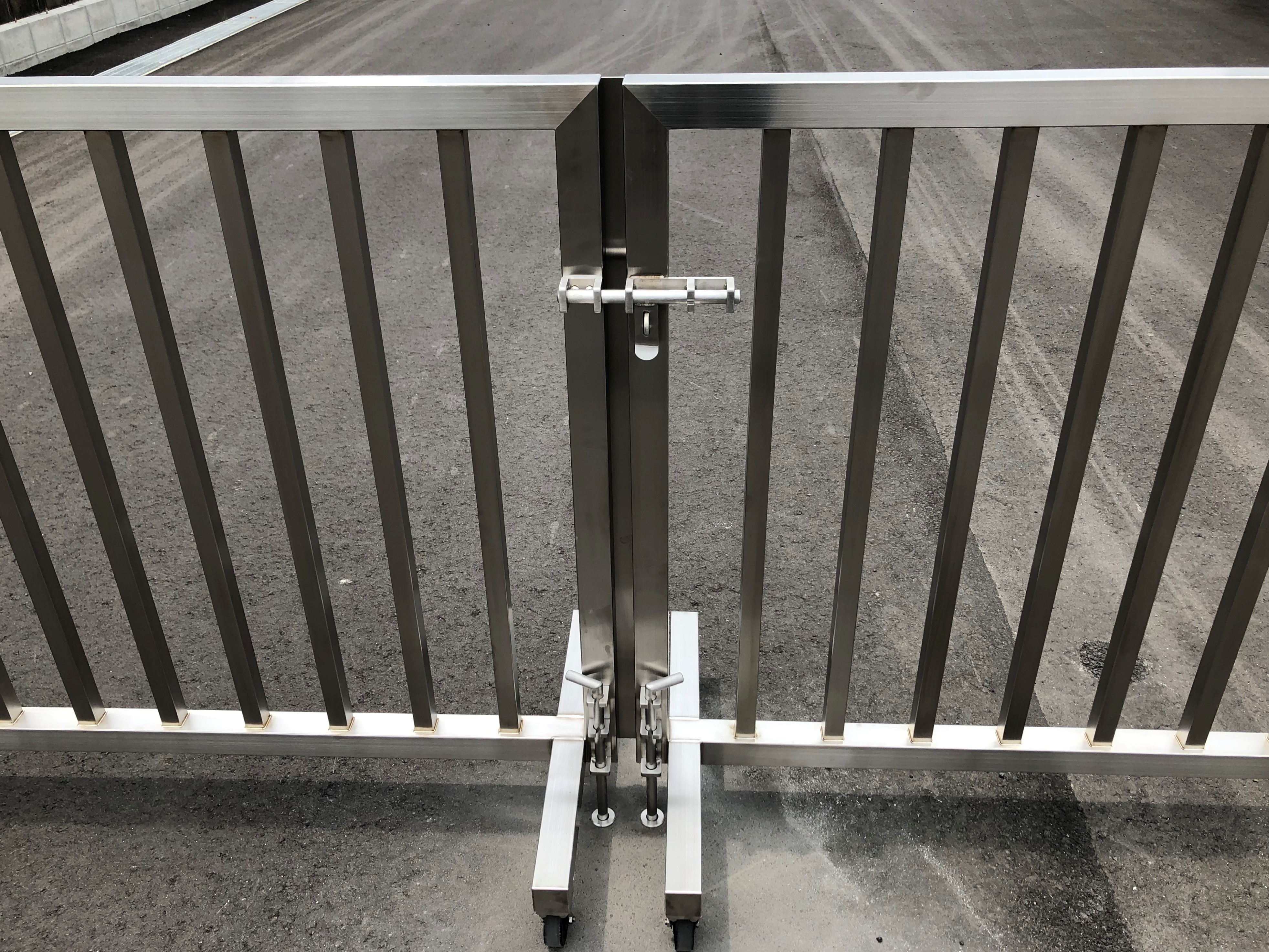 ステンレス物干し門扉製作